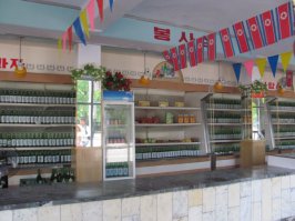 Ща погуглил на тему северокорейских магазинов - есть государственные, в которых пратически ни хрена кроме ограниченого набора продуктов, рисовой водки и то по картачкам,  комерческие для номенклатуры в которых уже хоть что-то есть и без талонов, но по ценам которые рядовуму корейцу не по карману, и валютные для туристов. В государственных магазинах съемка запрещена и фоток на эту тему нет, а вот комерческие и валютные переодически попадаются и выглядит это так: