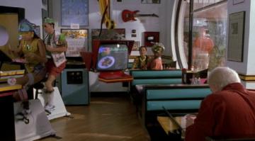 А вы обратили внимание, что два чудика слева сидят на велотренажёрах? Потреблять и одновременно сжигать калории - что может быть более гениально?