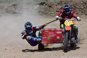 Первая фотка очень красива!  но что смешного в гонках? 
Может и эта фотка смешная?