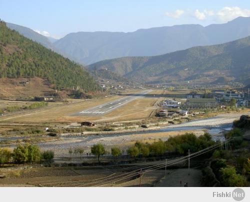 Аэропорт Паро - Бутан. Харектерен подлет на посадку, цепочкой между гор. А при взлете замолет набирает высоту в несколько кругов по спирали. Для этого используются специально модифицированные А-319.