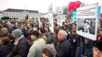 Из немецких соц-сетей: вчера движение "мирная зима" (Friedenswinter) организовала митинг против политики германии в отношении россии.