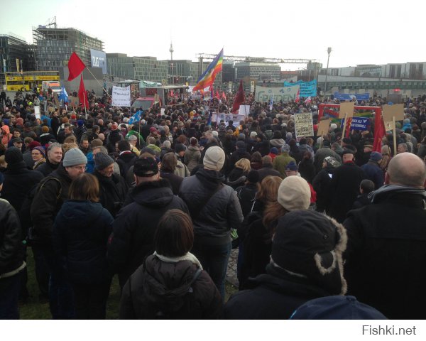 Из немецких соц-сетей: вчера движение "мирная зима" (Friedenswinter) организовала митинг против политики германии в отношении россии.