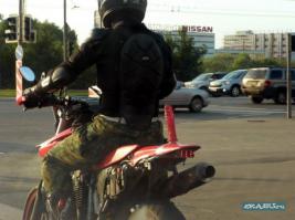 Не упадёт, если страховочный механизм правильный установить.