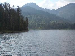 Это снова Ергаки. Озеро Безрыбное (вранье, хариуса там прорва). Вид из лагеря на п.Двойной.