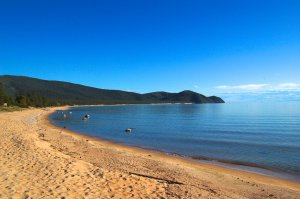 Мне всегда нравилась бухта Хакусы. Там тоже горячие источники.