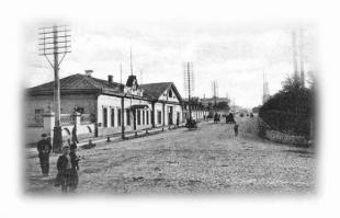 Меня  на старинных открытках телеграфные столбы умиляют.