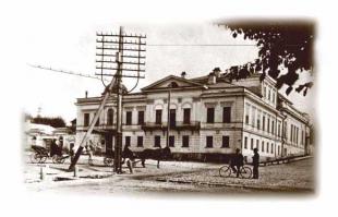 Меня  на старинных открытках телеграфные столбы умиляют.