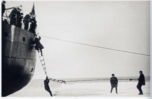 Замечательные фотографии. Автору спасибо.
А на этой сразу видно , где начальник.
 В кожане , руководит - нет чтоб помочь.