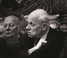 Классные фото.
Был нас стенд на работе- участники ВОВ. Там там один мужик на фото хохочет, мы его спрашиваем - ты чего такой веселый. А он я с ночной смены - сплю , приходит фотограф давай скорей одевайся мне ещё 20 человек фотографировать. Ну одел рубаху и пиджак с наградами , а сам в трусах. 
Вот и у Георгия  Жженова  видно такая же история! 

А это Наши Ядрёные мозги!