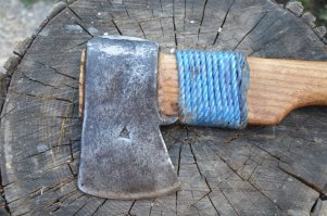 Вот самый хороший колун.
Дешево и сердито.
А самое главное с пользой для здоровья на свежем воздухе поработать.