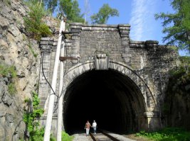 И 100 лет назад строили, до сих пор целёхонький.