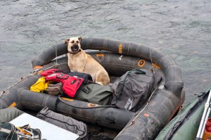 Зря плот испортили(спороли крышу). Вещи ложишь внутрь и садишься сверху крыши -сминаешшь её, воздух выходит. Завязываешь юбки обе и она не поднимается. Вещи все сухие остаются внутри.