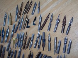 На уроках и переменах играли на пёрышки. Кто играл тот вспомнит.