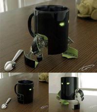 а вот складной  столик - это тема! Особенно, когда с компанией выезжаешь на отдых