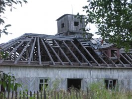 Помню, бывал я в заброшенном поселке Совза. Жутковатое место. Как представишь себя на месте семьи, которая последняя оттуда уезжала, когда уже полгода не было даже света... А вокруг-то на десятки километров одни болота