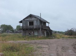 Помню, бывал я в заброшенном поселке Совза. Жутковатое место. Как представишь себя на месте семьи, которая последняя оттуда уезжала, когда уже полгода не было даже света... А вокруг-то на десятки километров одни болота