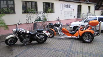 Парни с головой и руками - молодцы! 
Сфоткал как-то в Вайсенфельсе клевый позитивный трайк. Но так-то он попроще, конечно