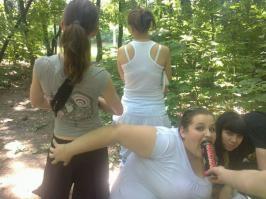 половине ушлепков на фото можно добавить еще яги... Вот эта прям с банками жрет!