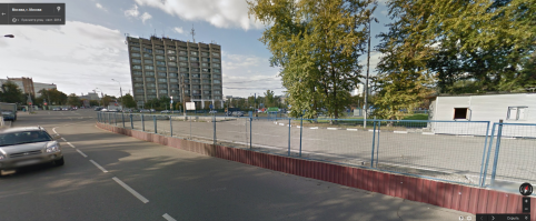 Тоже мне...
У меня рядом с домом коммерсы просто отгородили кусок дороги, прямо с поворотом, и организовали там сначала автосалон подержанных авто, а потом прям на проезжую часть выставили дома из дерева на продажу. 
Длится это уже года 4. Управа разводит руками, мол - да, самозахват, но что мы люди маленькие сделать можем? Сначала сваливали на предыдущую администрацию, теперь на прокуратуру, которая динамит. А люди с 3 полос упираются в 1.
И это в Москве.