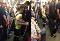 Девушка в кубе.