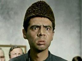 А в тюрьме сейчас ужин. Макароны дают…
— Женские туфли хочу. Три штуки. Размер 42, 43, 45.
Кушать подано, садитесь жрать, пожалуйста!