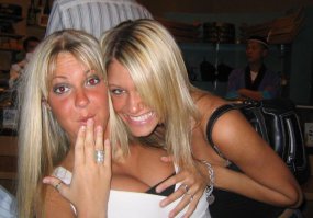 а что у нее со зрачками))) отропин наверное капала))