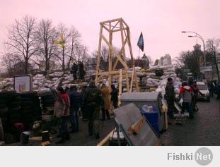 На Институтской евромайдановцы строят сторожевую башню! Меня щас со смеху разорвет...