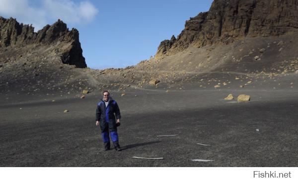 Антарктида!!!!
Вот, отпишусь, пару фоток кину.
Фото из окрестностей Украинской исследовательской базы Вернадский.
Указатель говорит, что до моей родной Одессы 15010км. Склонен верить :)