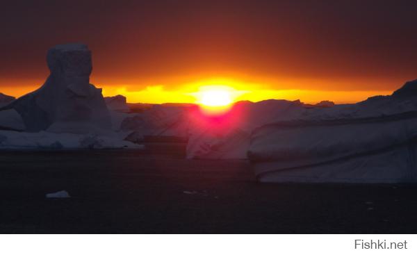 Антарктида!!!!
Вот, отпишусь, пару фоток кину.
Фото из окрестностей Украинской исследовательской базы Вернадский.
Указатель говорит, что до моей родной Одессы 15010км. Склонен верить :)