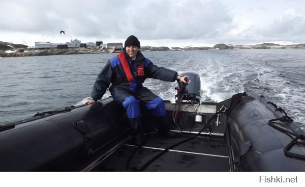 Антарктида!!!!
Вот, отпишусь, пару фоток кину.
Фото из окрестностей Украинской исследовательской базы Вернадский.
Указатель говорит, что до моей родной Одессы 15010км. Склонен верить :)