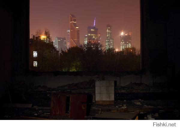 Или вот, как будто слой с высотками наложили. А на самом деле просто сфотографировал ММДЦ (Москва-Сити) из окна заброшенного здания...