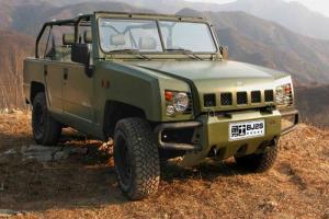 Автор идиот. Да откуда же такие тупорылые авторы берутся?
Военные джипы китайского производства "напомминающие" уаз (хотя все военные джипы чем-то схожи между собой) я наблюдаю в Китае уже более 15 лет. Если бы автор этого "гениального" поста хоть раз был в Китае, то подобную х.у.е.ту не писал бы.

"пришелся по вкусу автомобильным дизайнерам из Поднебесной." 

Этому джипу уже сто лет в обед. Может быть, его немного обновили и показали первый раз на автосалоне. Но, по Китаю, такие джипы ездят уже достаточно давно. 
Хотя, в последнее время, китайская армия пересаживается вот на такие внедорожники (по крайней мере, мне в Китае, военные попадаются все больше на таких).