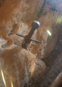 ну, вроде как у этого меча есть стартер... меч Гальгано Гуйдотти...