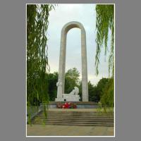 По последней фотке... Убить бы косую падлу!!! Вот фото места, где она м/а/н/д/о/й трясет... Памятник «Во имя жизни». Посвящен героическому труду сочинских медиков в годы Великой Отечественной войны.