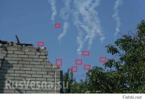 Над Харцизском, в районе Ждановки и Кировского сбит очередной военный самолет Украины. Из самолета успели выпрыгнуть 10 парашютистов. «Сегодня в районе 9:00 над Харцызском сбит украинский военный самолет, в небе видны 6–7 парашютистов», — сообщил очевидец происшествия. «Сегодня в 9 часов утра услышал самолет, потом взрыв, залез на крышу и сделал снимки. Падало с стороны Харцизска», — сообщил другой свидетель событий. Харцизск находится в 35 км на Восток от Донецка, недалеко от Шахтерска.

Источник: 
Politikus.ru