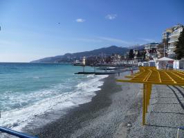 Для того чтобы об этом говорить- нужно побывать ОСЕНЬЮ в ЯЛТЕ! Бархатный сезон! А Зимой? Вы были в Ялте ЗИМОЙ??? Фильм "АССА" Вам в помощь!