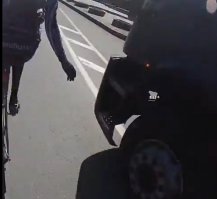 Если бы велы шли на пол метра правее, ну совсем по разделительной, или по правой полосе а патом прямо, то фуравод собрал бы ТРИ ТРУПА! на стопкадре четко видно как он вылетает с правого ряда,по разделительной разметке и собирает их вкучку! Их спасло что они чуть отклонились влево от разделительной полосы ! Я требую продолжение! дайте сюда скан протокола и постановления ГАЙцев!