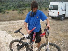 Еще один вело-мотохруст... Куда смотрят менты-полицаи? Убъется об машину а водителю патом проблемы: как ты ехал, чё не остановился и т.д. и т.п... Вот почему это не пресекается на стадии формирования ? Если аФФтор сего девайса не заботится о своей жизни, если у чела нет инстинкта такого, то окружающие должны позаботиться о себе! Он ведь не во дворе 120 км разгонялся? его ведь видели на дороге? Или вам патом забавно читать о дуриках пополнивших "премию Дарвина"?