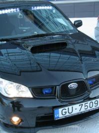 Еду ни шатко, ни валко, в зависимости от дорожной ситуации, выдерживая скорость в интервале 95 - 105 км/час. Но не быстрее этого. И вдруг моё внимание привлекла машина, выехавшая с бензозаправки Statoil передо мной. А привлекла она мое внимание тем, что это была трафарированная машина литовской полиции. 
В общем, заприметив полицейскую машину я подумал: "Что-то резво они стартовали". Машина литовцев, двигаясь намного быстрее 110 км/час, начала стремительно удаляться.
Что, полиции можно гонять как угодно даже если она - литовская полиция? Не тут-то было, наши блюстители ПДД, не дали свершиться вопиющему нарушению правил - в игру вступила нетрафарированная Subaru. Включив сирену и обогнав транспортный поток, направляющийся в сторону Риги, наши Латвийские "дорожники" остановили зарвавшихся литовцев, словно забывших, что они не у себя дома, а у нас в гостях. Ну что можно сказать? Молодцы наши полицейские!