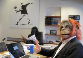 Эмм... Многие фото зачетны, но некоторые вызывают недоумение. Р.Рейган, например: не может надеть домашние штаны в самолете? Вот фотки мэра Рейкьявика и его окружения, в них больше пятничного, чем в Р. Рейгане в домашних штанах