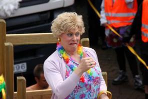 Эмм... Многие фото зачетны, но некоторые вызывают недоумение. Р.Рейган, например: не может надеть домашние штаны в самолете? Вот фотки мэра Рейкьявика и его окружения, в них больше пятничного, чем в Р. Рейгане в домашних штанах