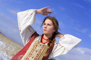 Солнечные очки - и что в них русского?
Платье покороче - тоже не наш метод...
Бюст и прочее затянуть в триколор - ааа... вот где для тебя "русское"!!!