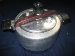 Momo и recaro ну ни разу не "автокомпании". Кроме всего прочего - стильные аксессуары выпускает практически каждый автобренд. Даже такой как Scania в модельном ряду которой легковых авто просто нет.
Что-то автор попутал тёплое с мягким. А насчет побочного бизнеса - во время производства и сборки станции "мир" на том же заводе выпускали велосипеды "дружок", горнолыжные палки и вот это чудо