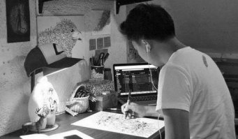 Почему "создалА"? Это он, а не она
Если кому интересны его другие работы, вот сайт