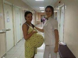 вот это фейк полнейший. Даже элементарно, с таким животом она бы так ровненько не стояла, там тяжесть неимоверная