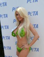 Держи 
и погугли Кортни Стодден раздает вегетарианские хот-доги