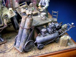 А где техника безопасности?  Почему кислородный баллоны стоят возле компрессора и рядом стоит канистра с чем-то. А еще лампа с открытым огнем и плита со сковородкой. Звезданет мало не покажется.
Блин написал про сковородку и жрать захотел.