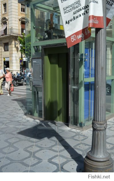 а в Барселоне последи тротуара можно встретить.... лифт! ))