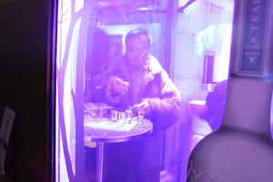 Еще, на Lan Kwai Fong забавный ресторанчик был, Балалайка назывался, там минусовая температура поддерживалась, входящим выдавали шубы и рюмку водки. (Правда водка в меню там восновном польская:-)  ). Кстати автор про Найт Маркет не упомянул, после 8 улочка становится очень забавная))))