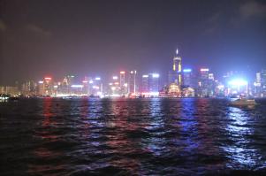 Ночной Гонконг. И каждый вечер в 20.00 световое шоу под музыку. Смотреть лучше всего с кораблика. Если кто не богат, то можно подгадать время и сесть на паром, сущие копейки стоит, и посмотреть это шоу с воды. Единственное ограничение, в туман который по вечерам часто бывает ничего не увидите.